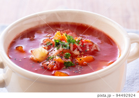 ミネストローネを食べる 94492924