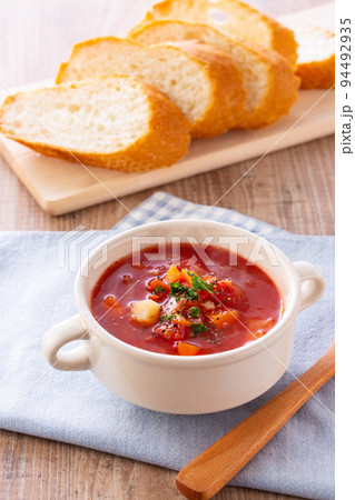 ミネストローネを食べる ミネストローネを食べる 94492935