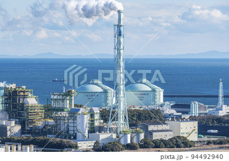 白煙を上げ営業運転中の火力発電所 94492940