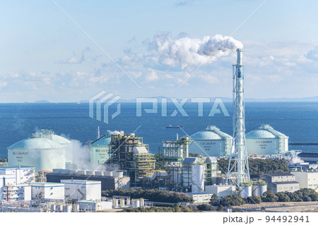 白煙を上げ営業運転中の火力発電所 白煙を上げ営業運転中の火力発電所 94492941