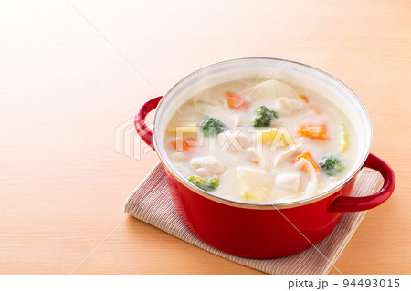 チキンクリームシチューを作る 94493015