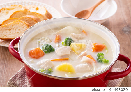 チキンクリームシチューを食べる チキンクリームシチューを食べる 94493020