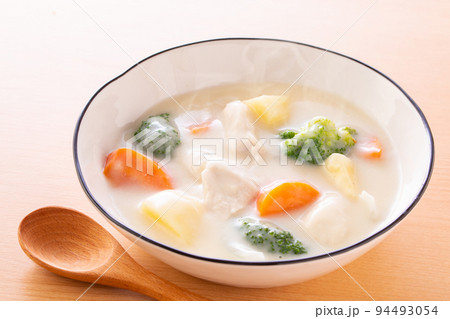 チキンクリームシチューを食べる 94493054