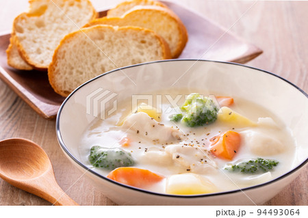 チキンクリームシチューを食べる 94493064