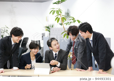 打ち合わせ_画面を指さす管理職とビジネスパーソン4人_1 打ち合わせ_画面を指さす管理職とビジネスパーソン4人_1 94493301