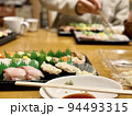 パックのお寿司を家で食べる風景 94493315