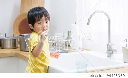 歯磨きする子供(虫歯予防) 歯磨きする子供(虫歯予防) 94493320