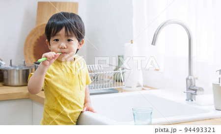 歯磨きする子供(虫歯予防) 歯磨きする子供(虫歯予防) 94493321