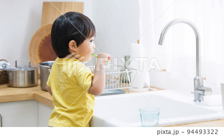 歯磨きする子供（虫歯予防） 94493322
