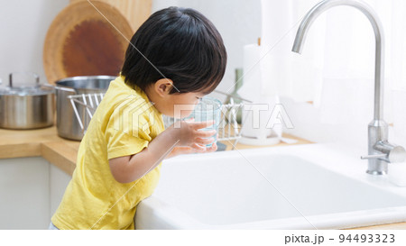 うがいする子供（歯磨き・感染対策） 94493323