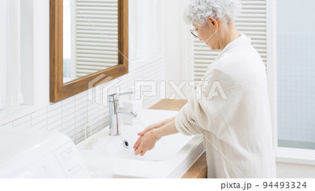手を洗うシニア女性 94493324