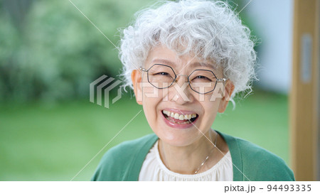 笑顔のシニア女性（高齢者・眼鏡・老眼鏡） 94493335