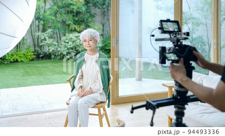 シニア女性モデルとカメラマン 94493336