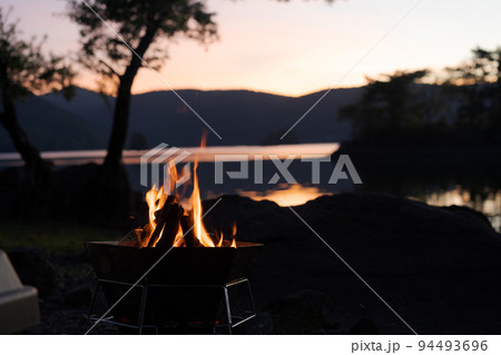 アウトドアイメージ　焚き火 94493696