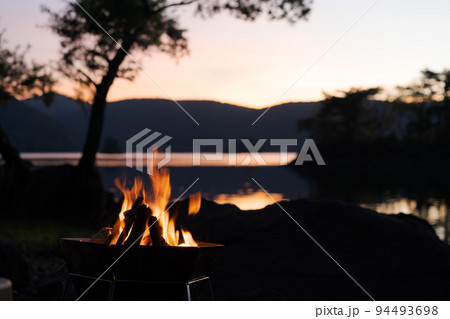 アウトドアイメージ　焚き火 94493698