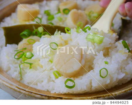 ホタテ貝柱の炊き込みご飯【2】(持ち上げ) ホタテ貝柱の炊き込みご飯【2】(持ち上げ) 94494025