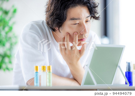 肌トラブルに悩む男性 94494079
