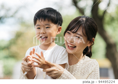 公園で遊ぶ笑顔の男の子と母親・子育てイメージ 94495224