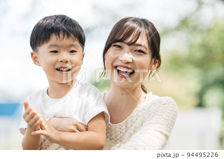 公園で遊ぶ笑顔の男の子と母親・子育てイメージ 公園で遊ぶ笑顔の男の子と母親・子育てイメージ 94495226