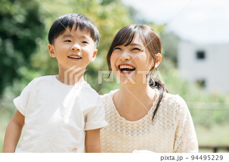 公園で遊ぶ笑顔の男の子と母親・子育てイメージ 94495229