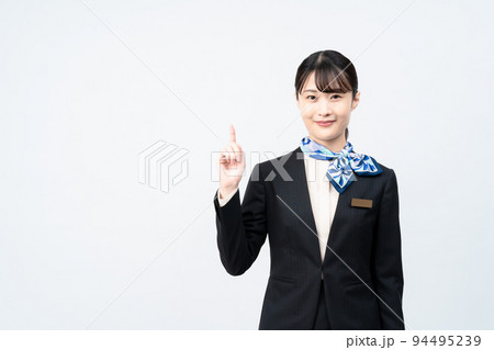 青いスカーフを巻いたスーツの女性(指さしポーズ) 青いスカーフを巻いたスーツの女性(指さしポーズ) 94495239