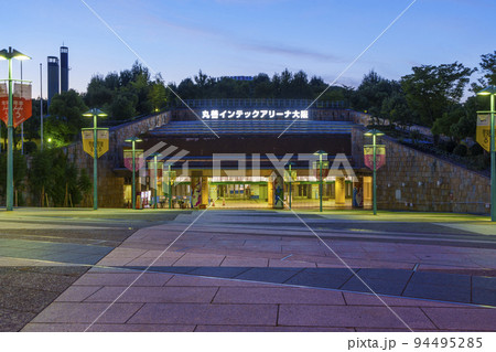 丸善インテックアリーナ大阪　夕景　夏 94495285