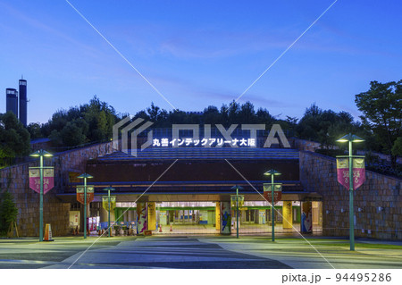 丸善インテックアリーナ大阪　夕景　夏 94495286