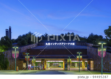 丸善インテックアリーナ大阪　夕景　夏 94495287