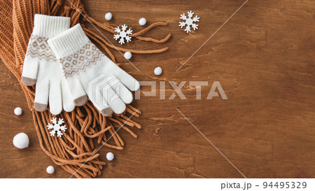 雪が降る冬に寒さ対策、手袋とマフラー背景 94495329