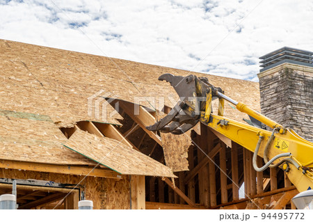 木造住宅 解体作業 バックホウ グラップル フォーク 油圧ショベル 木造住宅 解体作業 バックホウ グラップル フォーク 油圧ショベル 94495772