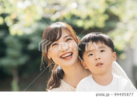 公園で遊ぶ笑顔の男の子と母親・子育てイメージ 公園で遊ぶ笑顔の男の子と母親・子育てイメージ 94495877