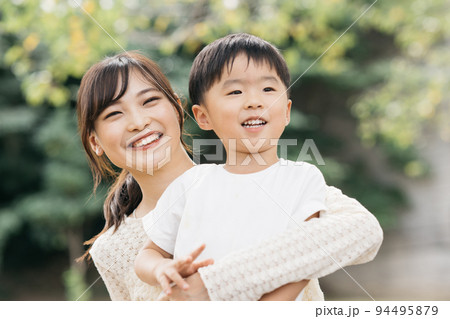 公園で遊ぶ笑顔の男の子と母親・子育てイメージ 94495879