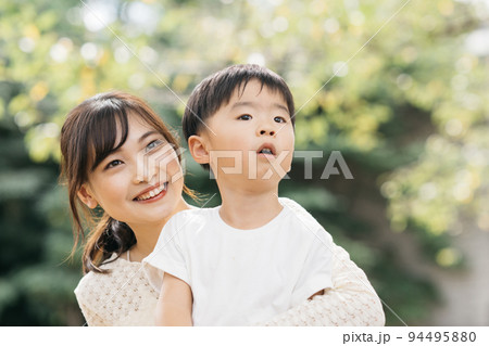 公園で遊ぶ笑顔の男の子と母親・子育てイメージ 94495880