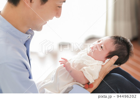 ファミリー　赤ちゃんとパパ 94496202