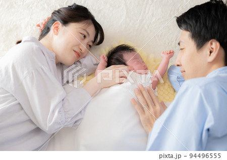ファミリー　赤ちゃんをあやす夫婦 94496555