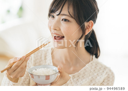 ご飯を食べる女性イメージ 94496589