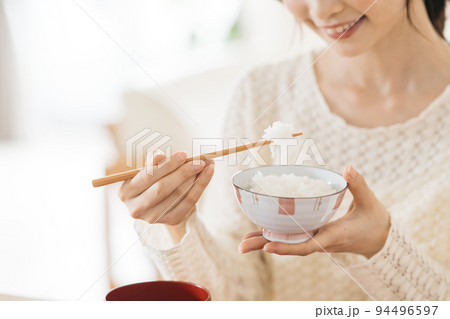 ご飯を食べる女性イメージ ご飯を食べる女性イメージ 94496597
