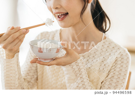 ご飯を食べる女性イメージ ご飯を食べる女性イメージ 94496598