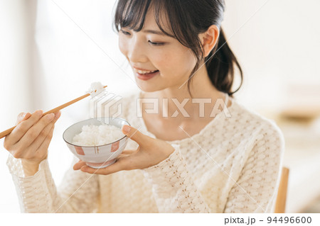 ご飯を食べる女性イメージ ご飯を食べる女性イメージ 94496600