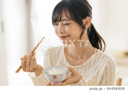 ご飯を食べる女性イメージ ご飯を食べる女性イメージ 94496606