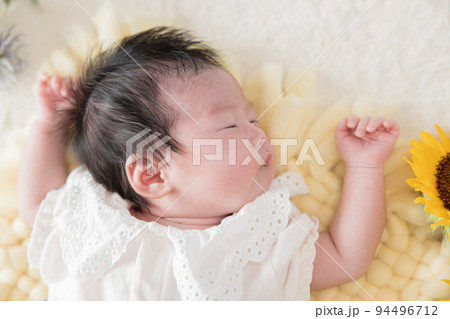生後1ヶ月の赤ちゃん 94496712