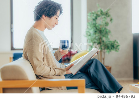 読書をする男性 94496792