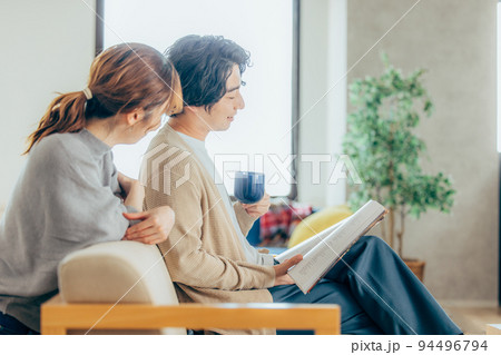 くつろぐ若いカップル 94496794
