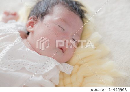 生後1ヶ月の赤ちゃん 生後1ヶ月の赤ちゃん 94496968