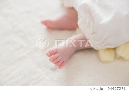生後1ヶ月の赤ちゃん　パーツカット足 94497271