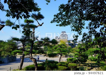 初秋の秋空と姫路城・入口の植え込み 94497621