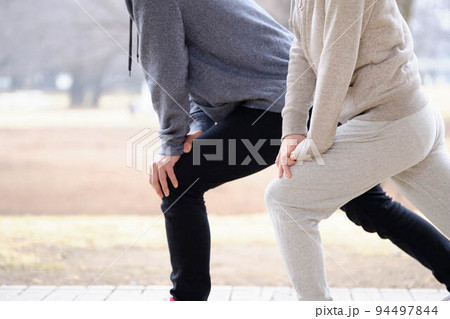 準備運動をする男女 準備運動をする男女 94497844