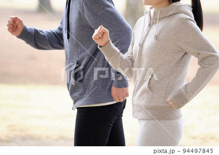 ジョギングをする男女 94497845