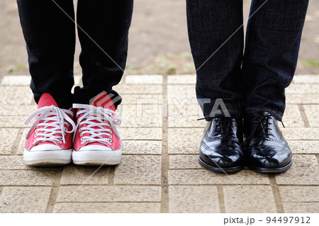 学生とビジネスマンの足元イメージ 学生とビジネスマンの足元イメージ 94497912
