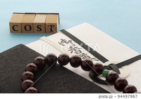 袱紗に包まれたお香典と数珠 葬儀にかかる費用のイメージ5 袱紗に包まれたお香典と数珠 葬儀にかかる費用のイメージ5 94497967